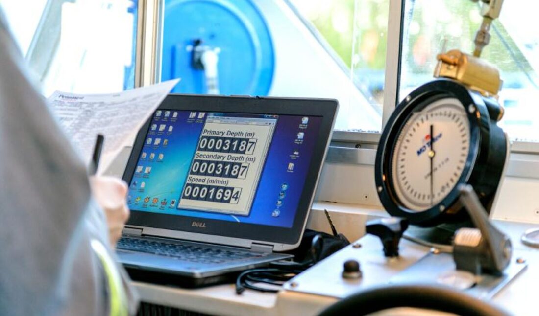 Electronic memory recorder data and pressure gauge inside a wireline unit